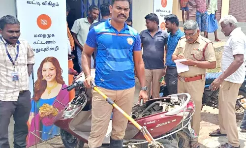 மோட்டார் சைக்கிளில் புகுந்த பாம்பு மீட்பு