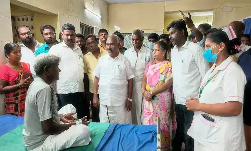 செஞ்சி அருகே  தேனீக்கள் கொட்டி 26 பேர் காயம்