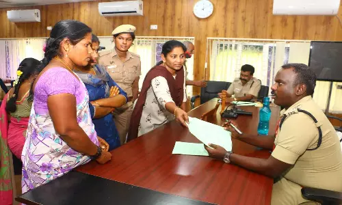 செல்போனில் மூழ்கிய பேத்திக்கு அறிவுரை வழங்க வேண்டும்