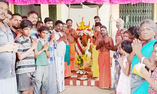 கோவில் காளைக்கு அஞ்சலி செலுத்திய கிராம மக்கள்