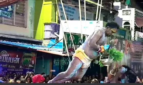 செங்கோட்டை முப்புடாதி அம்மன் கோவிலில் பறவை காவடி ஊர்வலம்