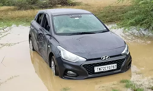 நாங்குநேரி அருகே மோட்டார் சைக்கிள் மீது கார் மோதி வாலிபர் பலி