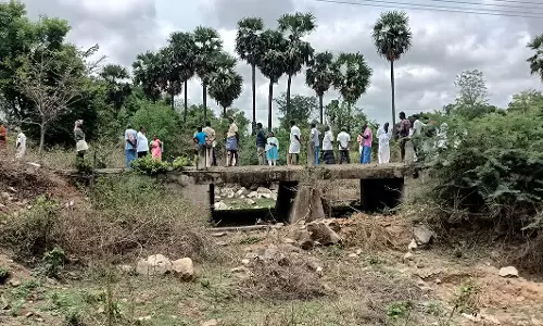 ஏலகிரி ஊராட்சியில் நீரோடையில் சாலை அமைக்க கிராம மக்கள் எதிர்ப்பு