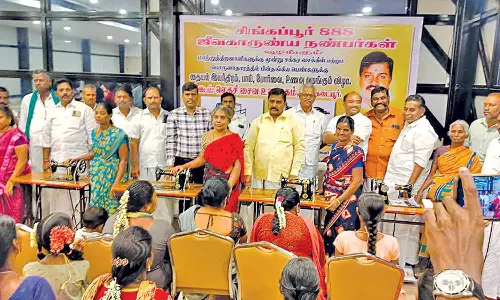 திருக்கடையூரில், பெண்களுக்கு தையல் எந்திரம் வழங்கல்