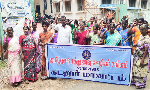 கடலூரில் சத்துணவு ஊழியர்கள்  -உணவு மானியத்தை உயர்த்தி வழங்க கோரி ஆர்ப்பாட்டம்