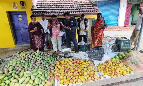 தருமபுரியில் வாழைப்பழம், மாம்பழங்களை பழுக்க வைக்க  புது ரசாயனம் பயன்படுத்திய கடைகளுக்கு அபராதம்