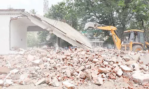 தஞ்சையில், 14 கடைகள் இடித்து அகற்றம்