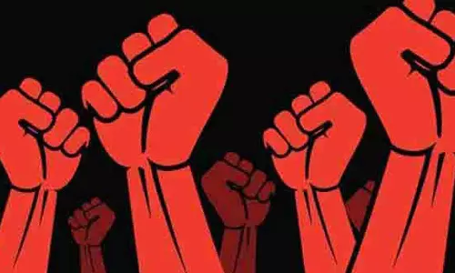 கிராம நிர்வாக அலுவலர் மீது நடவடிக்கை எடுக்கக்கோரி கலெக்டர் அலுவலகம் முற்றுகை