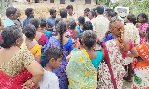 ஆரணி சத்ய சாய்பாபா நகரில் செல்போன் கோபுரம் அமைக்க பொதுமக்கள் எதிர்ப்பு