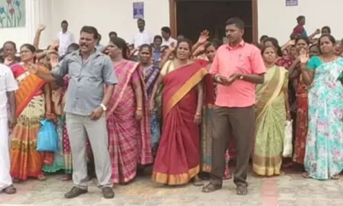 காலை சிற்றுண்டி வழங்கும் பணியை தங்களுக்கு வழங்க கோரி சத்துணவு பணியாளர்கள் ஆர்ப்பாட்டம்