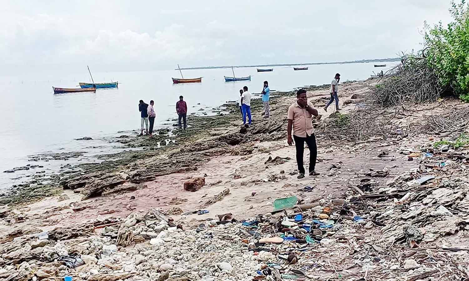 வெடி குண்டுகள் புதைத்து வைக்கப்பட்டுள்ளதா? பாம்பனில் 2-வது நாளாக போலீசார் சோதனை