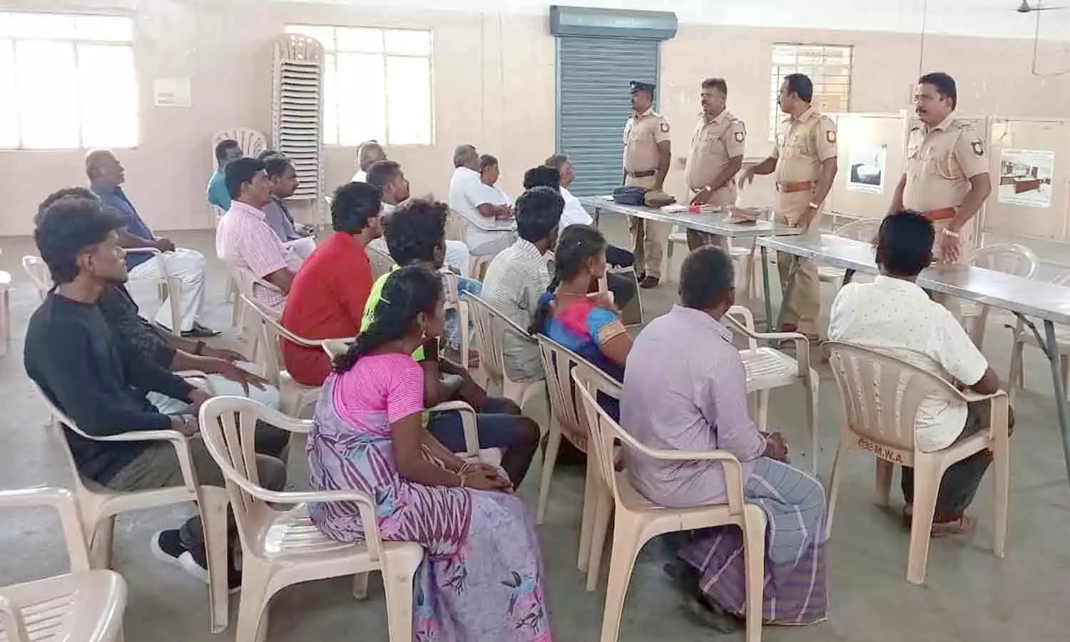 பல்லடத்தில் காவல்துறை சார்பில் பொதுமக்கள் குறைதீர்க்கும் சிறப்பு முகாம் பல்லடத்தில் காவல்துறை சார்பில் பொதுமக்கள் குறைதீர்க்கும் சிறப்பு முகாம்