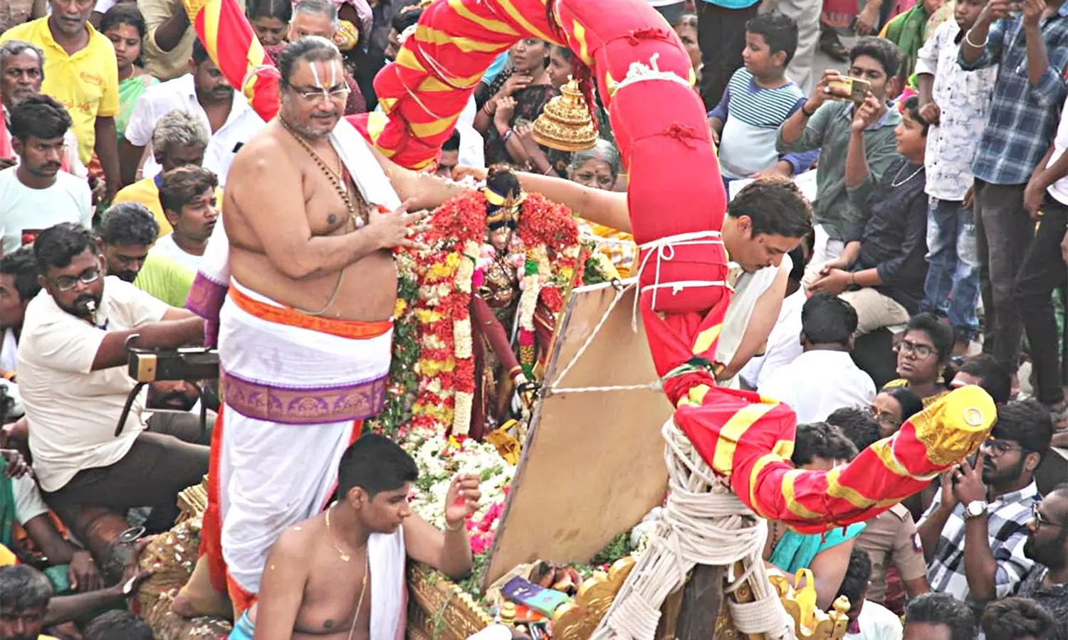 மதுரைக்கு வந்த கள்ளழகருக்கு பக்தர்கள் எதிர்சேவை: கையில் சர்க்கரை தீபம் ஏந்தியபடி வரவேற்ற பெண்கள் மதுரைக்கு வந்த கள்ளழகருக்கு பக்தர்கள் எதிர்சேவை: கையில் சர்க்கரை தீபம் ஏந்தியபடி வரவேற்ற பெண்கள்