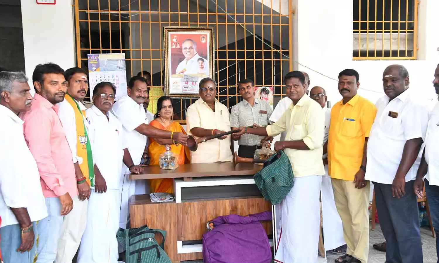 பயனாளிகளுக்கு நாதஸ்வரம், தவில் பயனாளிகளுக்கு நாதஸ்வரம், தவில்