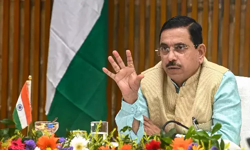 காங்கிரசும், பொய்யும் ஒரு நாணயத்தின் இருபக்கங்கள்: பிரகலாத் ஜோஷி தாக்கு