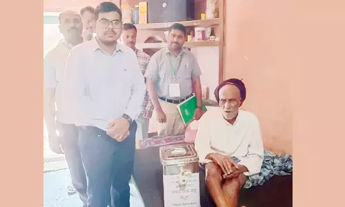 வீட்டில் இருந்து வாக்களிக்க முதியவர்கள் ஆர்வம்- 103 வயது முதியவருக்கு தேர்தல் ஆணையர் போனில் பாராட்டு