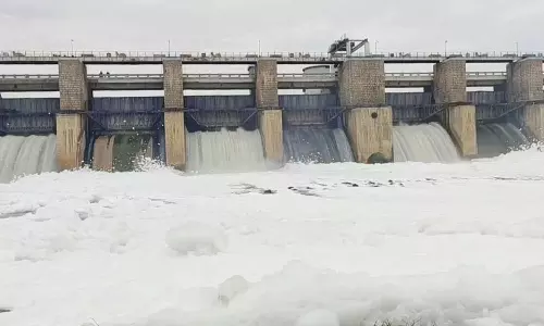 ஓசூர் கெலவரப்பள்ளி அணையிலிருந்து துர்நாற்றத்துடன் வெளியேறும் நுரை- விவசாயிகள் அதிர்ச்சி
