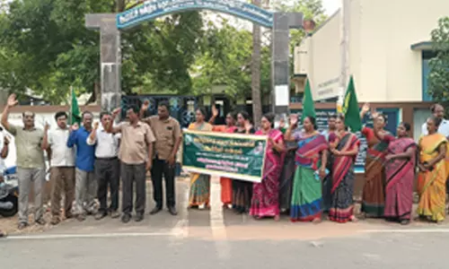 பதவி உயர்வு வழங்கக்கோரி தொடக்கப்பள்ளி ஆசிரியர்கள் ஆர்ப்பாட்டம்