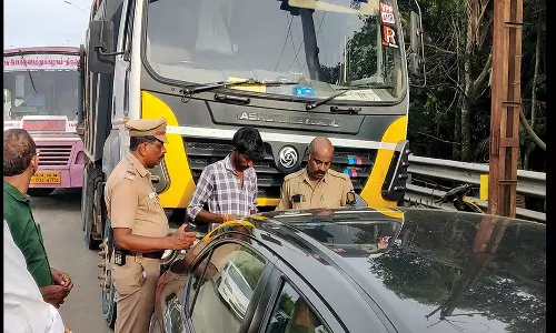 குழித்துறை அருகே கனிமவளம் ஏற்றி சென்ற லாரி மோதியதில் 2 கார்கள் சேதம்