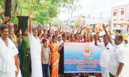 நத்தத்தில் சத்துணவு ஊழியர்கள் ஆர்ப்பாட்டம்