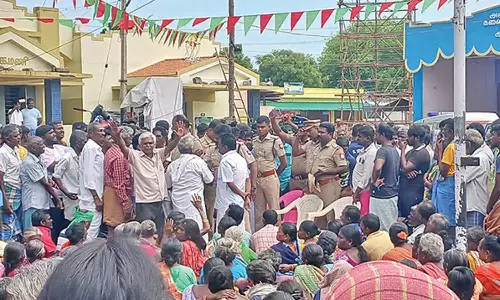 கங்கைகொண்டான் அருகே போலீசாரை கண்டித்து கிராம மக்கள் போராட்டம்