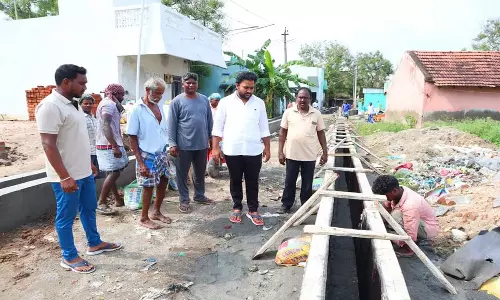 பேரூராட்சியில்  ரூ. 25 லட்சம் மதிப்பீட்டில்  சாலை, வாய்க்கால் பணிகள் : பேரூராட்சி  தலைவர்  ஆய்வு