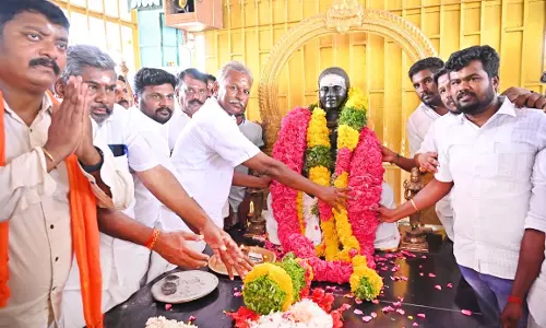 தேசத்தலைவர்கள்-தியாகிகள் சிலைகளுக்கு மாலை அணிவித்து மரியாதை