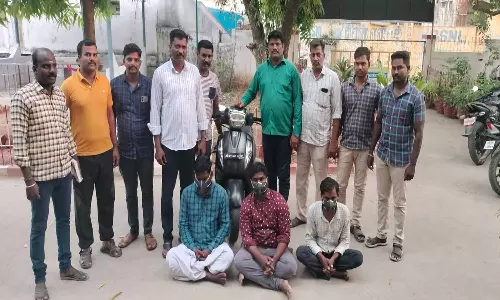 பைக்கில் கஞ்சா கடத்திய 3 வாலிபர்கள் கைது