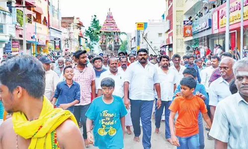 சங்கரன்கோவில் சங்கரநாராயண சுவாமி கோவில் தேரோட்டத்தில் பக்தர்களுக்கு நீர்-மோர், அன்னதானம் - ராஜா எம்.எல்.ஏ. வழங்கினார்