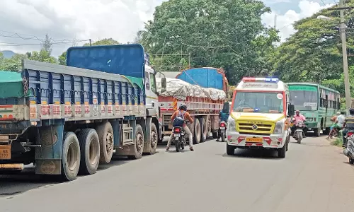 செங்கோட்டை நகர் பகுதியில் கனரக வாகனங்கள் செல்ல நேரக்கட்டுப்பாடு விதிக்க வேண்டும் - போக்குவரத்து நெரிசலை தவிர்க்க பொதுமக்கள் கோரிக்கை