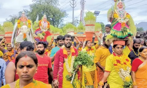 புளியங்குடி பவானி அம்மன் ஆலயத்தில் அக்னி சட்டி ஊர்வலம்