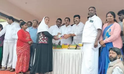 ஊட்டியில் மே தின விழாவை முன்னிட்டு இலவச வேட்டி, சேலை