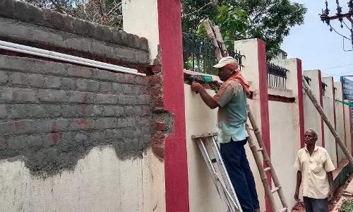 பாதுகாப்பு இல்ல மதில் சுவர் உயரம் அதிகரிப்பு