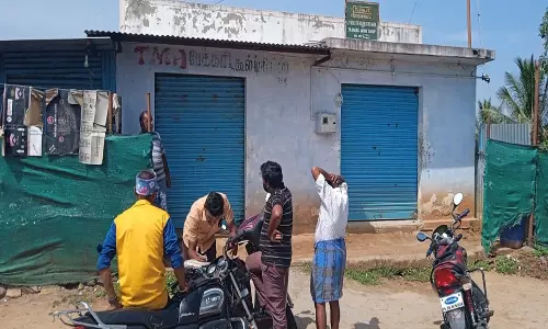 டாஸ்மாக் மதுக்கடையின் பூட்டை உடைத்து பணம், மதுபாட்டில்கள் கொள்ளை