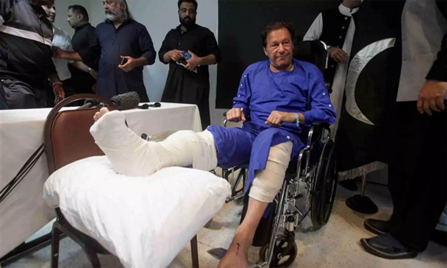 இம்ரான்கான் காலில் மீண்டும் எலும்பு முறிவு: கொலை முயற்சி என்று கோர்ட்டில் முறையீடு