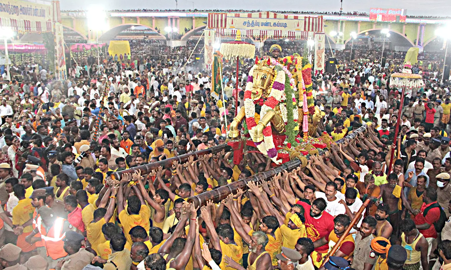 பச்சை பட்டு உடுத்தி வைகை ஆற்றில் இறங்கினார் கள்ளழகர்: கோவிந்தா... கோவிந்தா... கோஷம் எழுப்பிய பக்தர்கள்