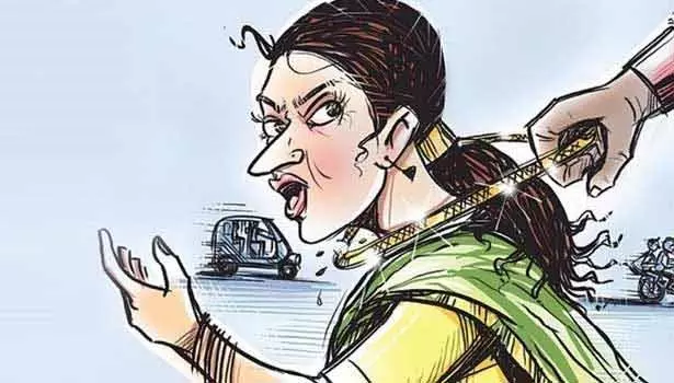 மூதாட்டியிடம் 5 பவுன் நகை பறிப்பு மூதாட்டியிடம் 5 பவுன் நகை பறிப்பு