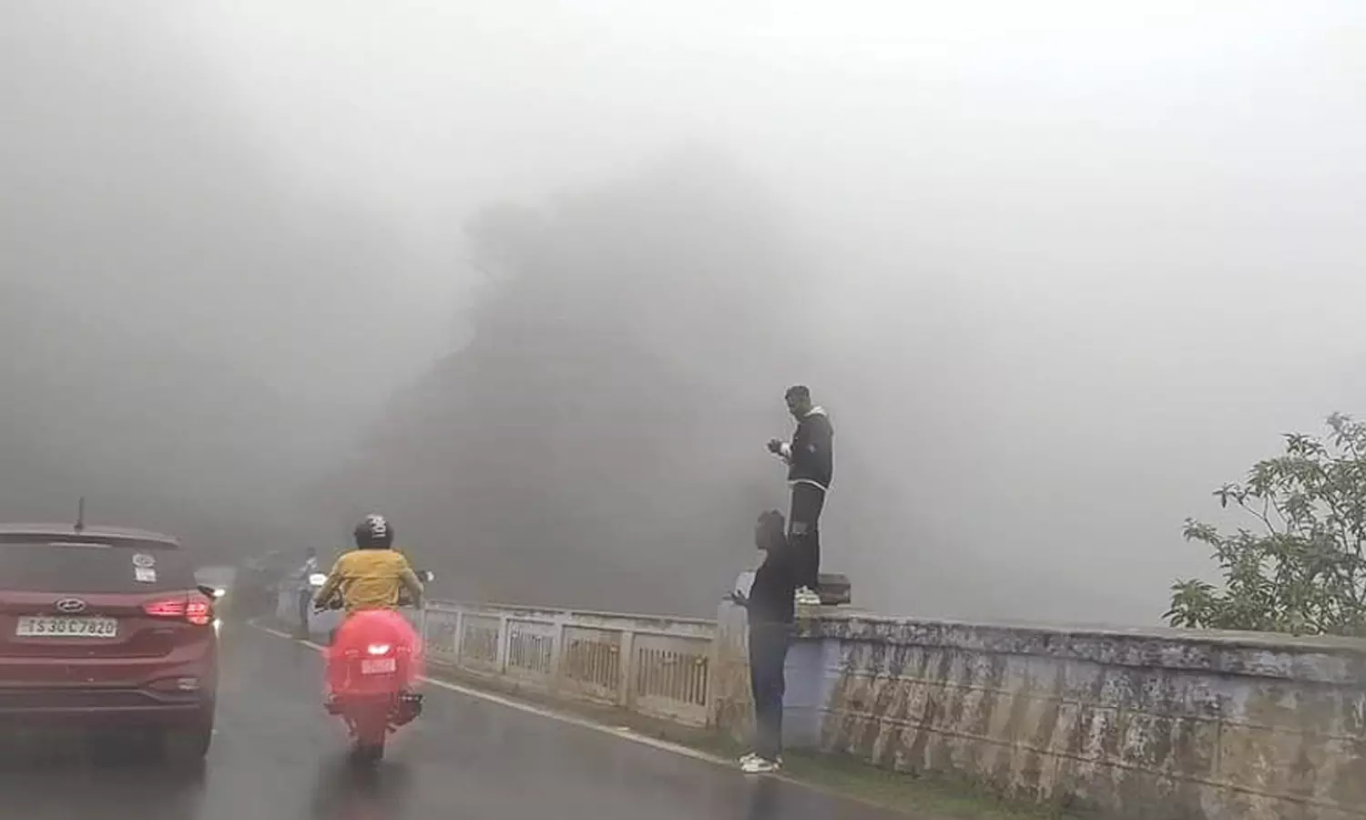 செல்பி மோகத்தால் ஊட்டி-மேட்டுப்பாளையம் சாலையில் விபத்தில் சிக்கும் சுற்றுலா பயணிகள்