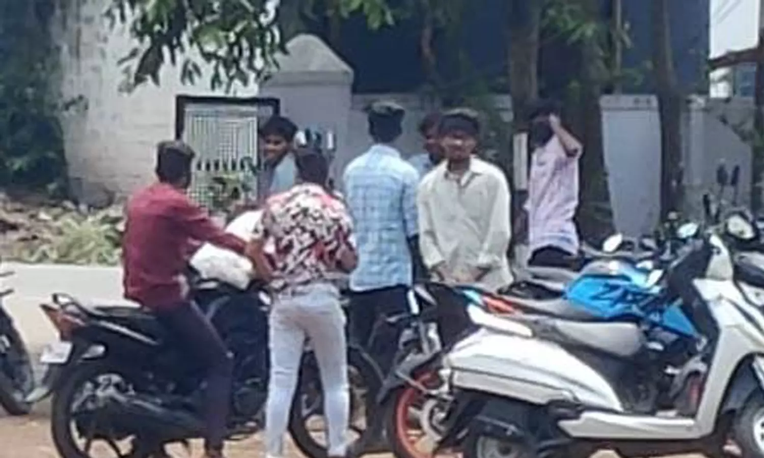 தனியார் கல்லூரியில் மாணவர்களுக்கு சான்றிதழ் வழங்காததால் போலீசில் புகார்