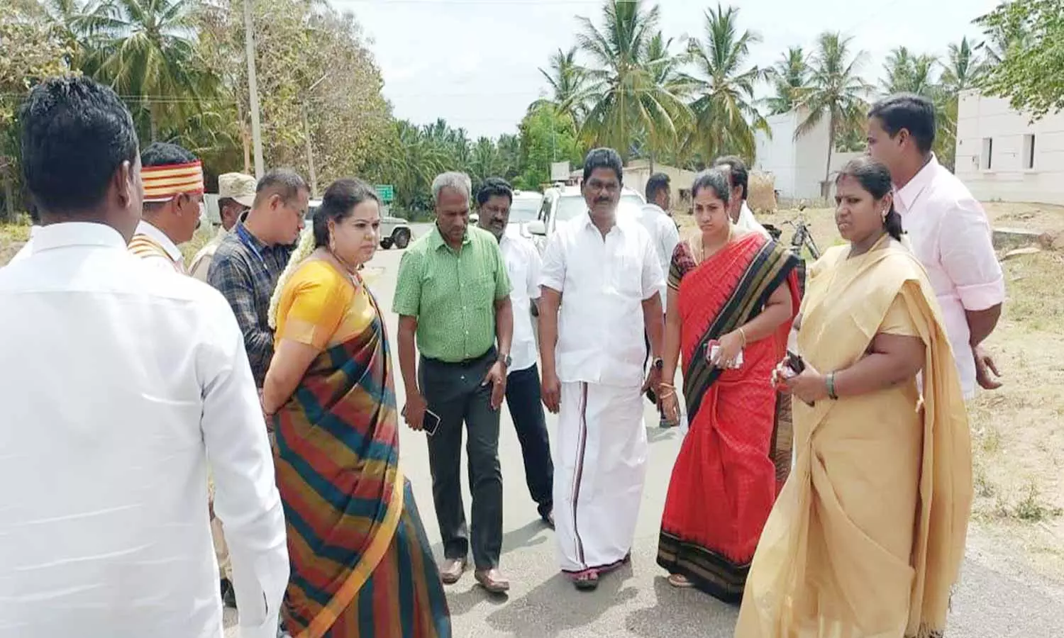 திருப்பத்தூர்-வாணியம்பாடி சாலையை சீரமைக்க வேண்டும்