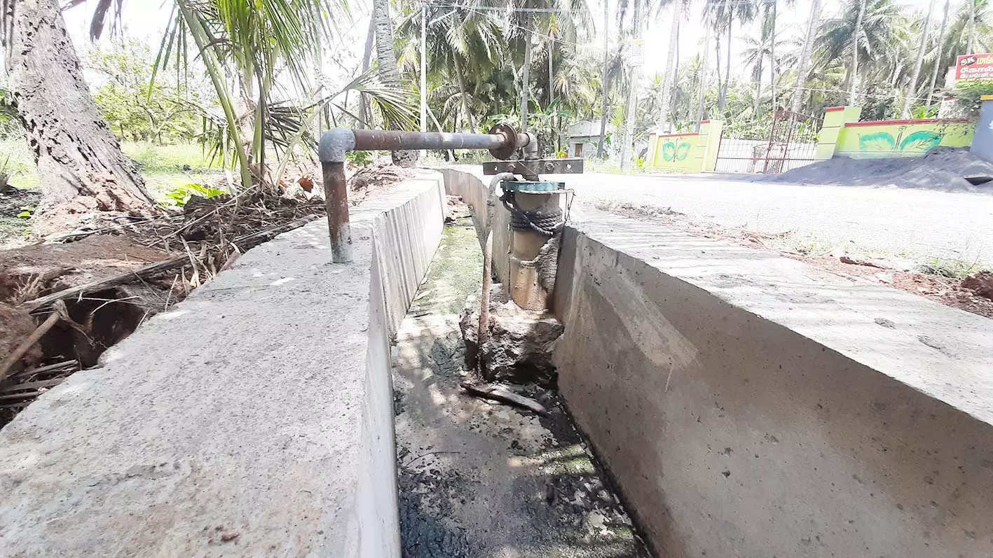 ஆழ்துளை கிணற்றின் மீது கழிவுநீர் கால்வாய் அமைப்பு