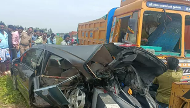 சேலம் கருப்பூர் அருகே கார் - லாரி மோதல்;வாலிபர் உள்பட 5 பேர் படுகாயம்