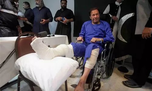 இம்ரான்கான் காலில் மீண்டும் எலும்பு முறிவு: கொலை முயற்சி என்று கோர்ட்டில் முறையீடு