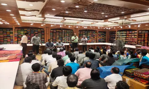 கலர்ஸ் ஜவுளி நிறுவனத்தில்  சைபர் குற்றங்கள் குறித்த விழிப்புணர்வு
