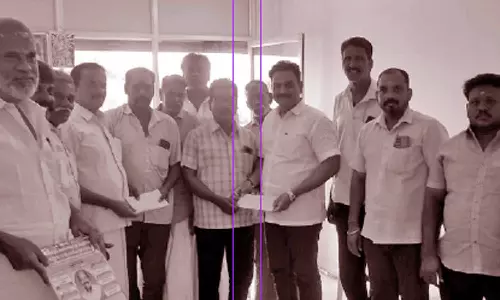 தீ விபத்தில் பாதிக்கப்பட்ட வியாபாரிகளுக்கு நிதி உதவி