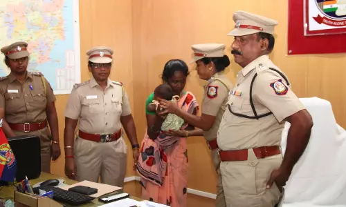 காட்பாடி ரெயில் நிலையத்தில் குழந்தையை தவிக்க விட்ட தாய் சிக்கினார்- வறுமையால் விட்டு சென்றதாக கண்ணீர்