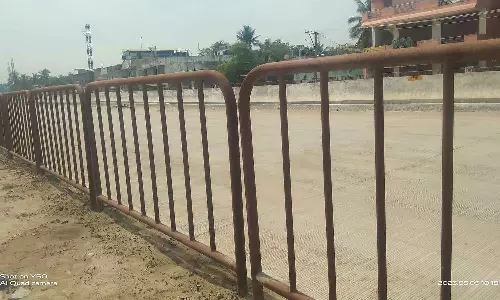 4 வழிசாலையில் இரும்பு கம்பிகளை அகற்ற வேண்டும்