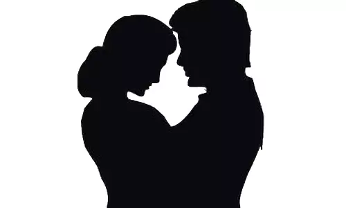 குடோனில் உல்லாசமாக இருந்த கள்ளக்காதல் ஜோடி