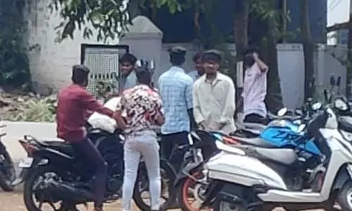 தனியார் கல்லூரியில் மாணவர்களுக்கு சான்றிதழ் வழங்காததால் போலீசில் புகார்