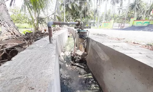 ஆழ்துளை கிணற்றின் மீது கழிவுநீர் கால்வாய் அமைப்பு